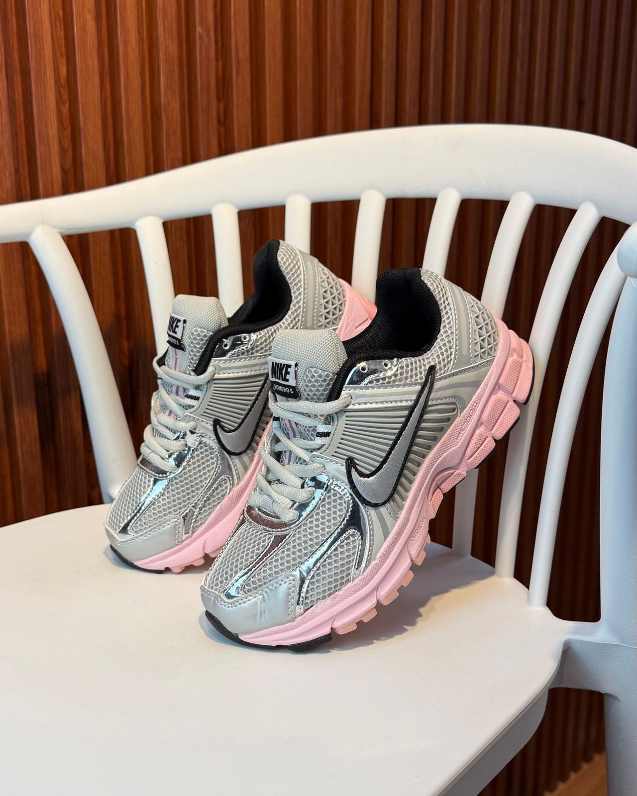 NIKE VOMERO 5 PLETEADO CON ROSADO