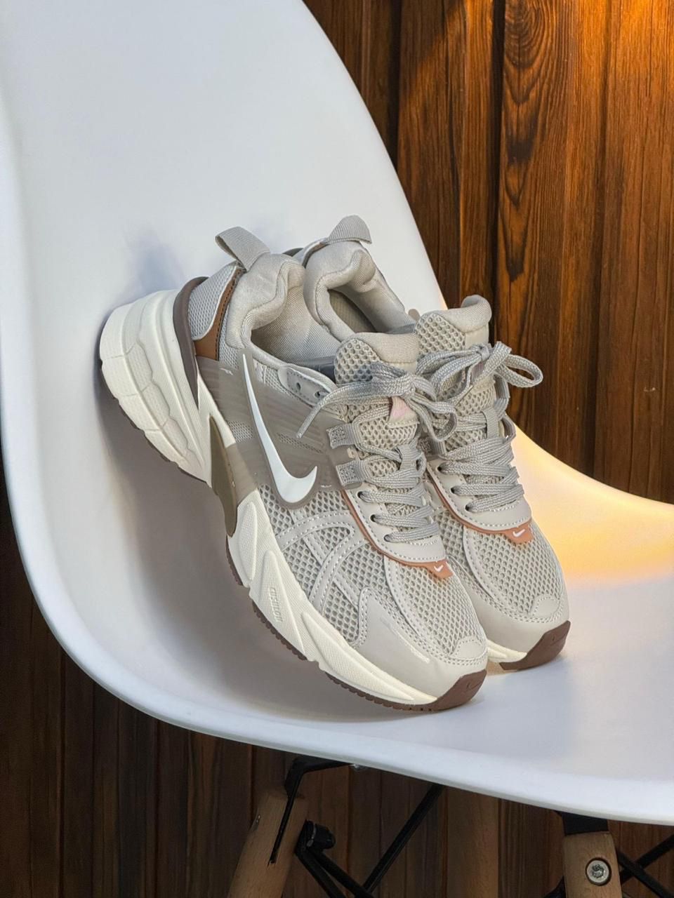 NIKE V2K VOMEO BEIGE