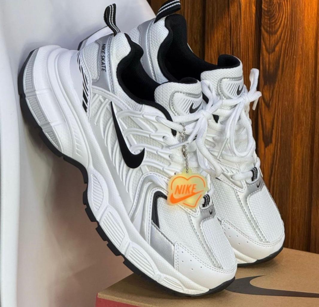 NIKE SAKATE BLANCO NEGRO