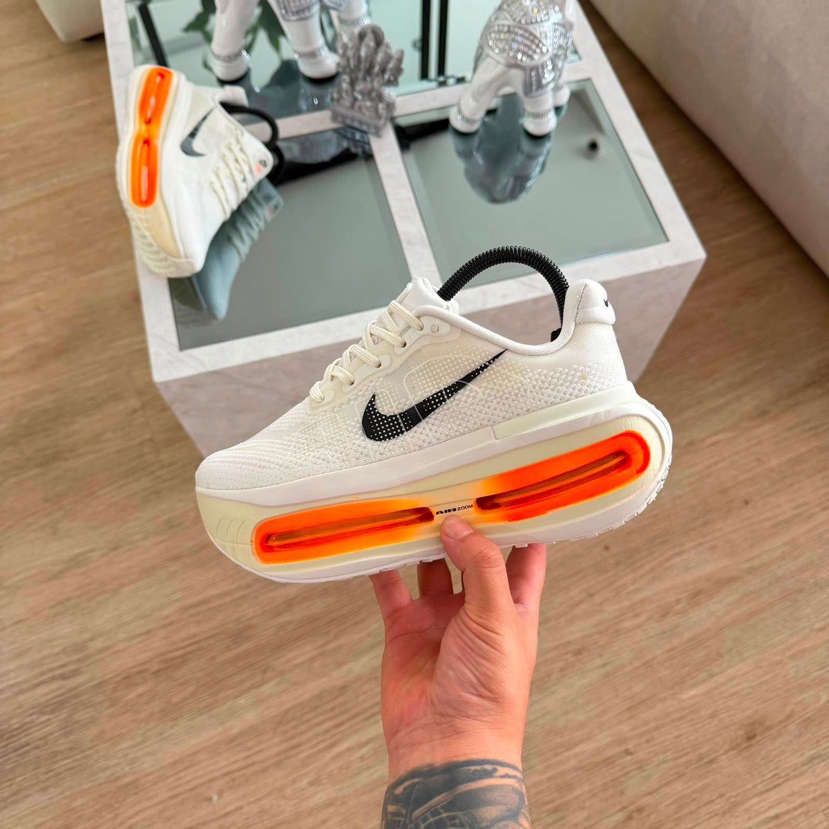 NIKE VOMERO PREMIUM BLANCA NARANJA