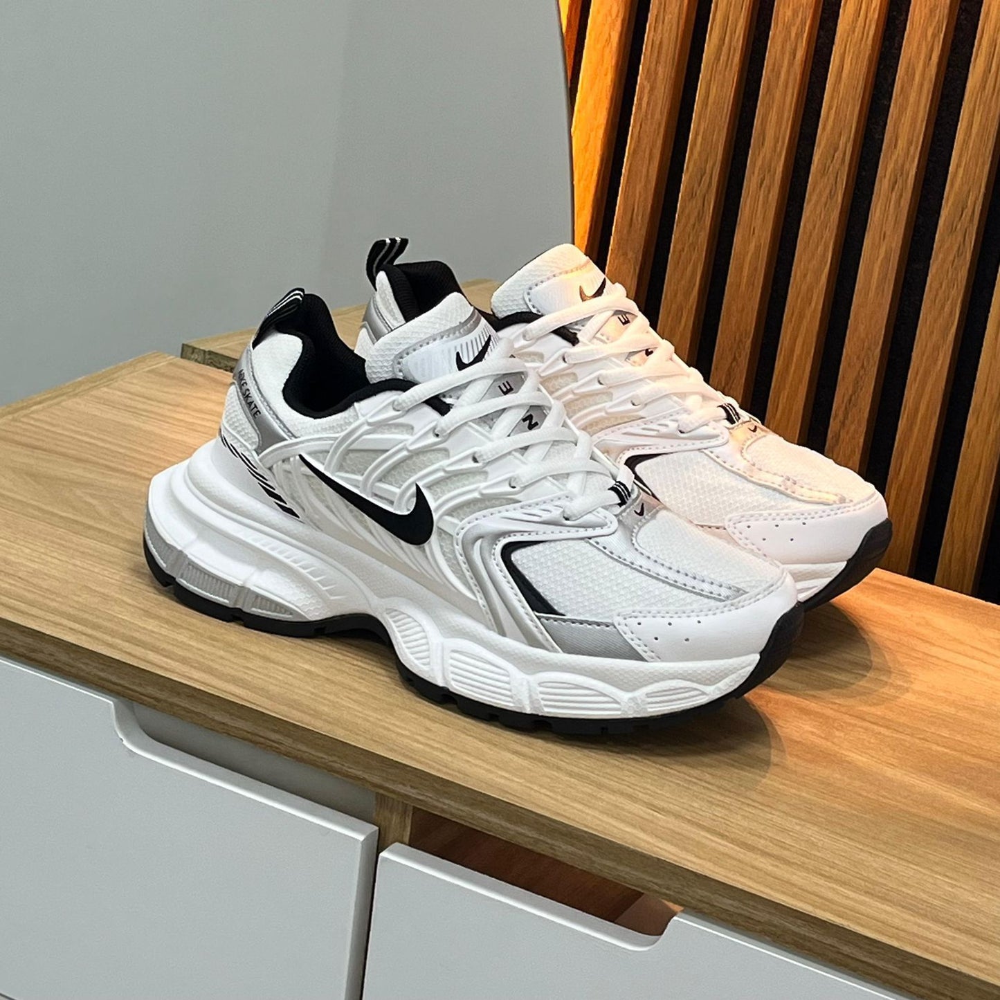 NIKE SAKATE BLANCO NEGRO