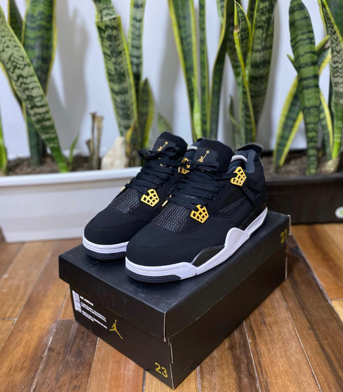 JORDAN RETRO 4 NEGRO DORADO
