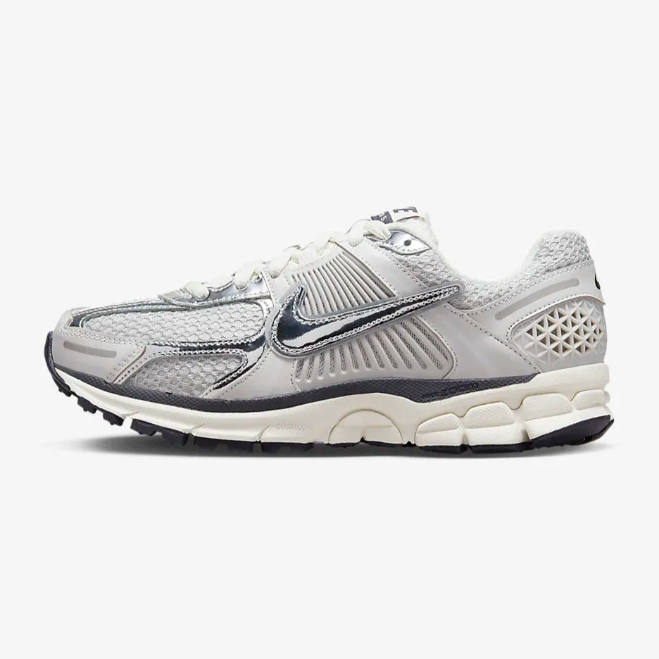 NIKE VOMERO PLATEADO – FERSHOP CTG