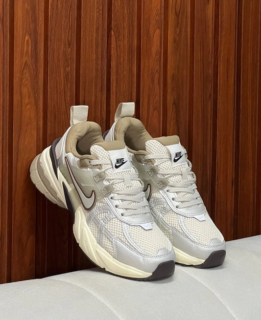 NIKE V2K VOMEO BEIGE PLATEADO