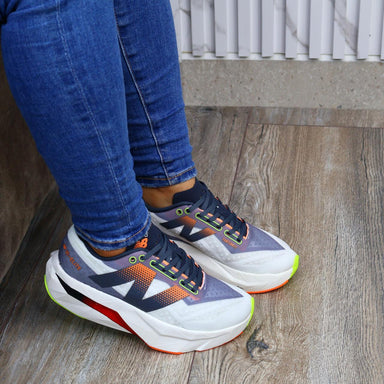NEW BALANCE FUELCELL GRIS ROJO