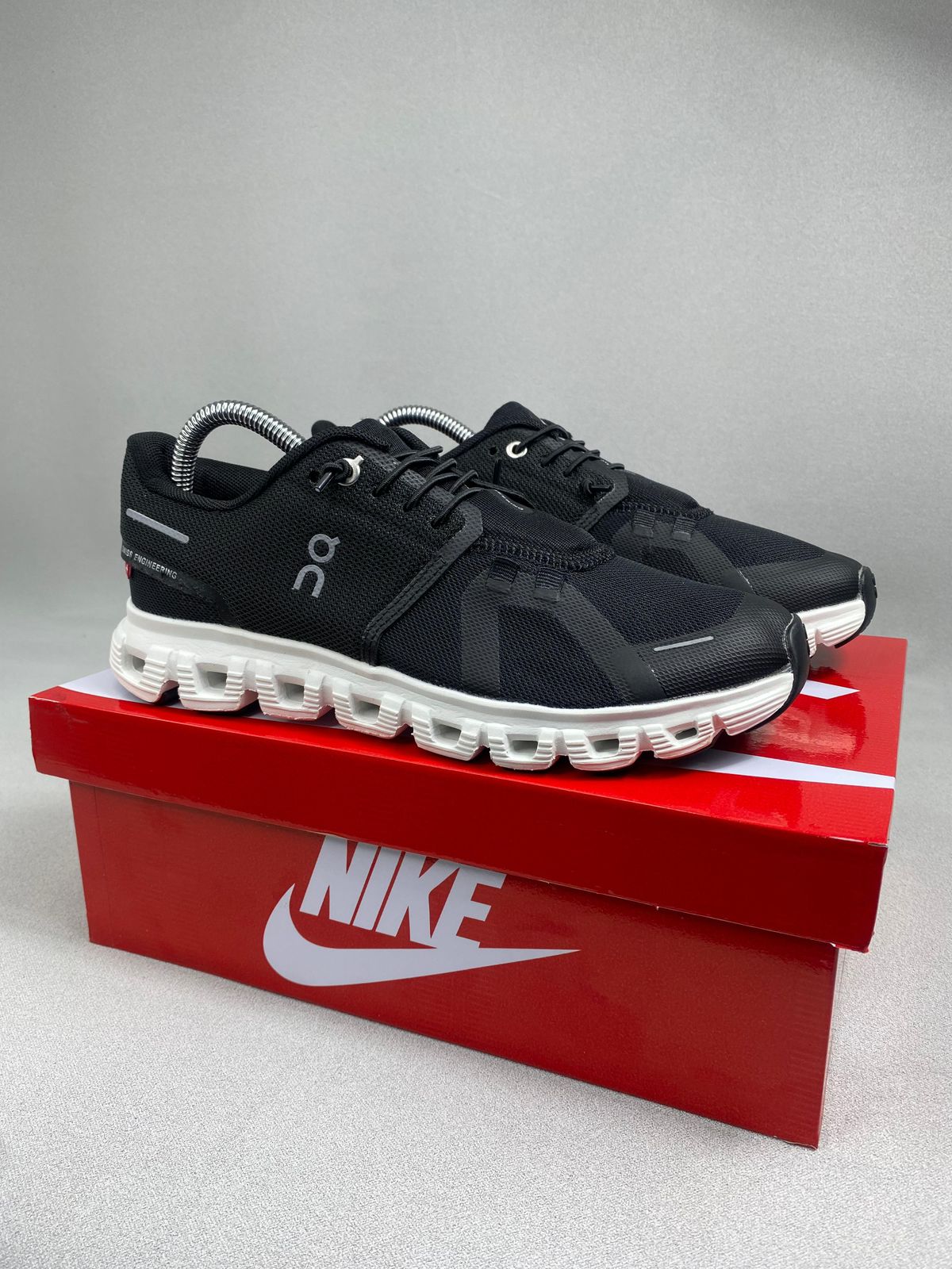 ON CLOUD 6 NEGRO SUELA BLANCA