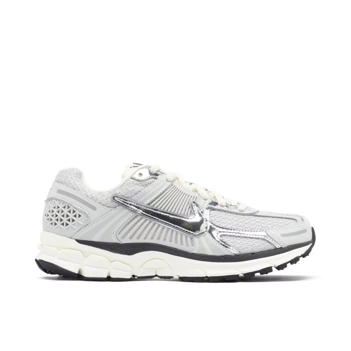 NIKE VOMERO PLATEADO