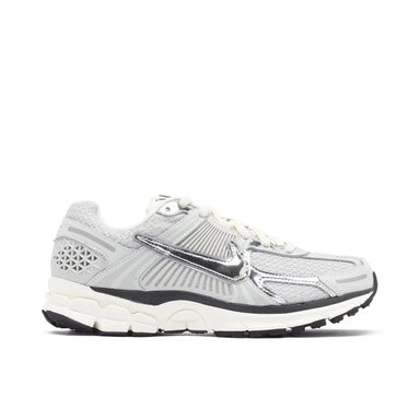 NIKE VOMERO PLATEADO