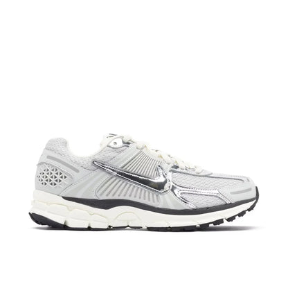 NIKE VOMERO PLATEADO