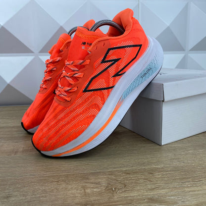 NEW BALANCE FUELCELL NARANJA LETRA NEGRA