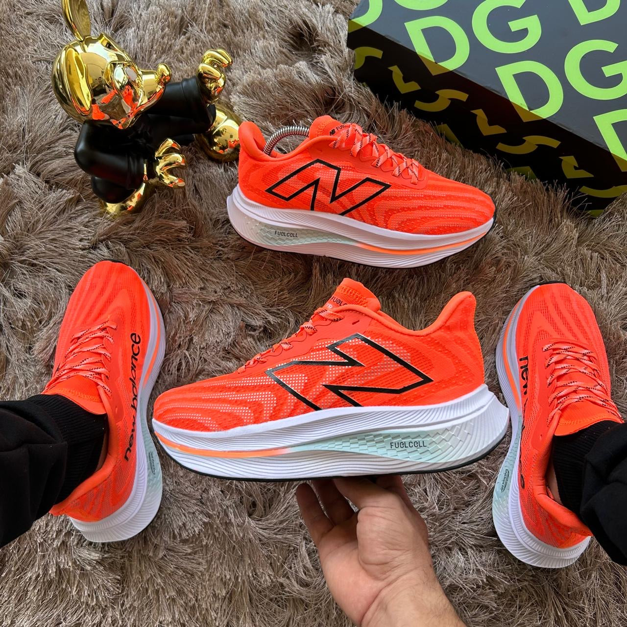 NEW BALANCE FUELCELL NARANJA LETRA NEGRA