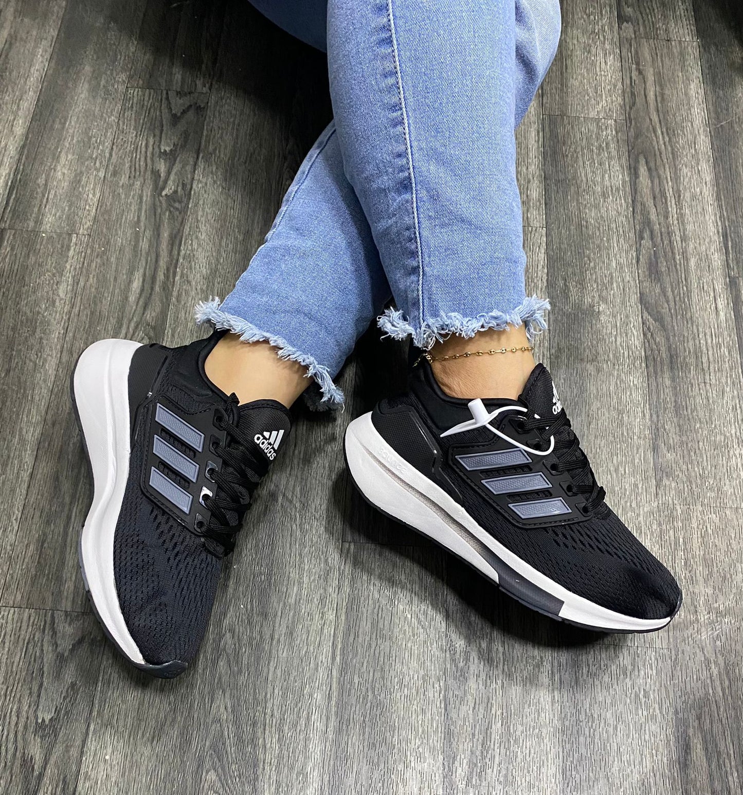 ADIDAS EQ21 NEGRO BLANCO