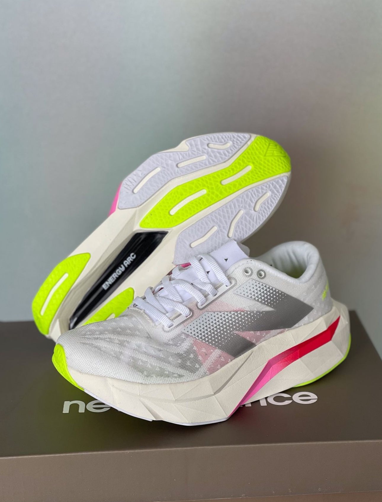 NEW BALANCE FUELCELL BLANCO ROSADO