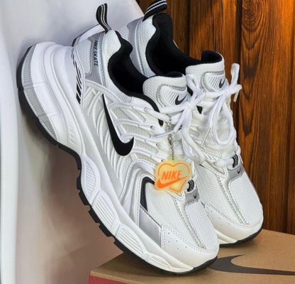 NIKE SAKATE BLANCO NEGRO