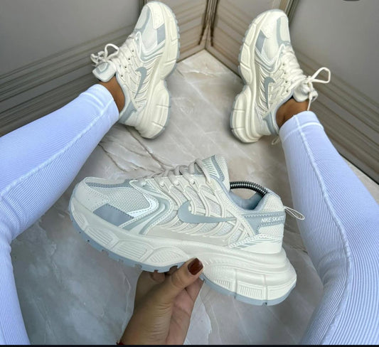 NIKE SAKATE BEIGE AZUL