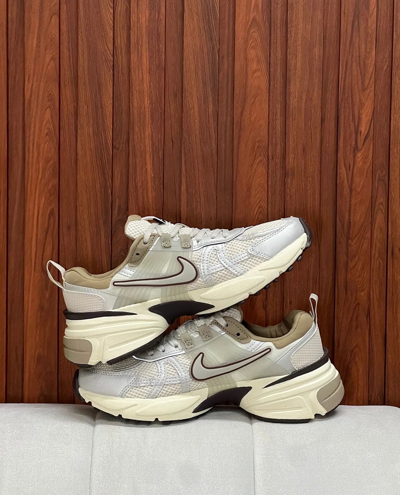 NIKE V2K VOMEO BEIGE PLATEADO