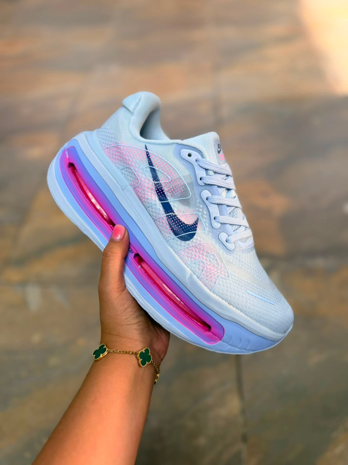 NIKE VOMERO PREMIUM BLANCA/FUCSIA