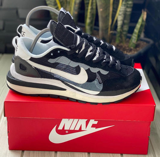 NIKE SACAI NEGRO BLANCO