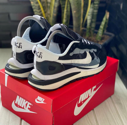 NIKE SACAI NEGRO BLANCO