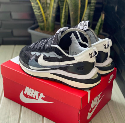 NIKE SACAI NEGRO BLANCO