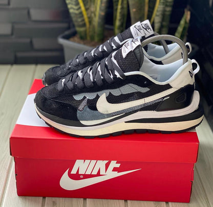 NIKE SACAI NEGRO BLANCO