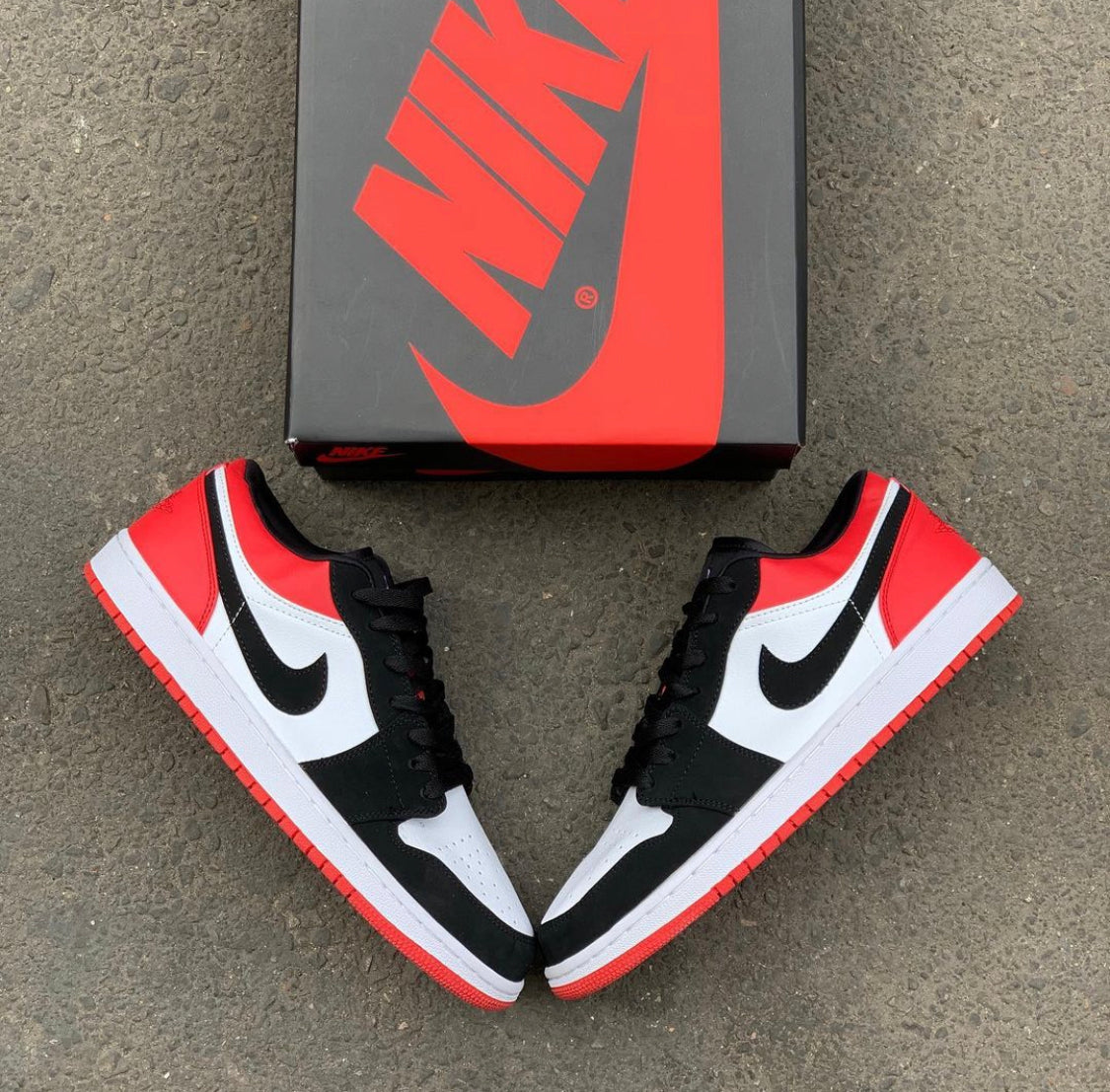 JORDAN RETRO 1 LOW ROJO BLANCO