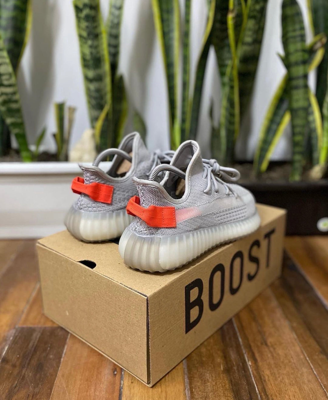 Yeezy grises best sale con naranja