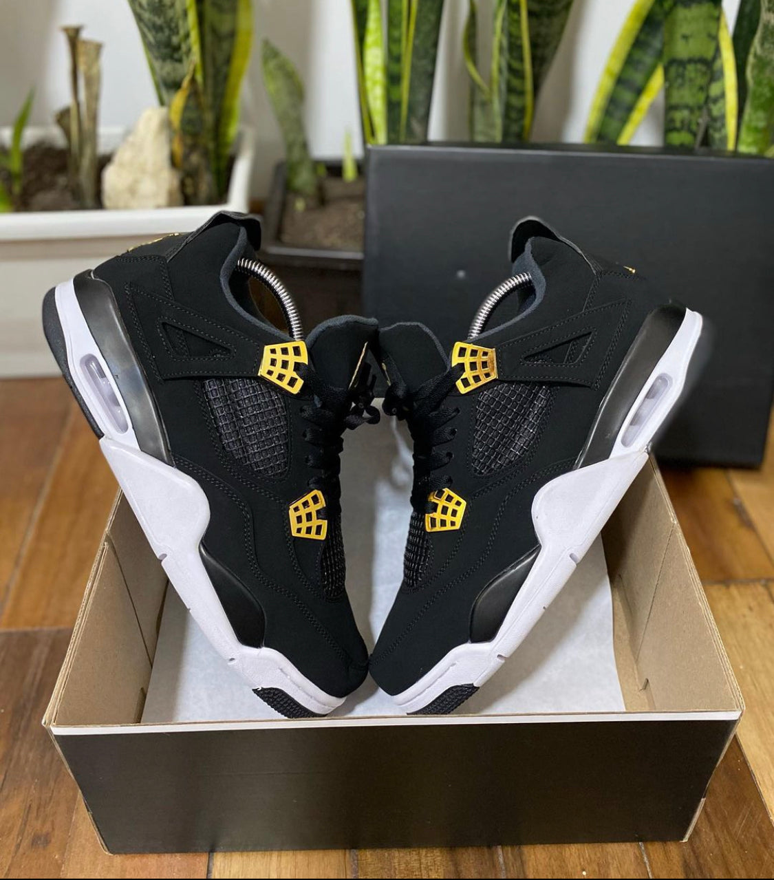 JORDAN RETRO 4 NEGRO DORADO